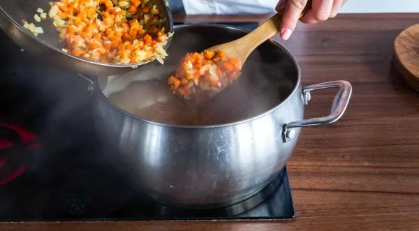 Гороховый суп с копчеными свиными ребрышками