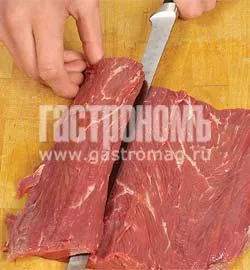Рулет из говядины с грушами и сыром