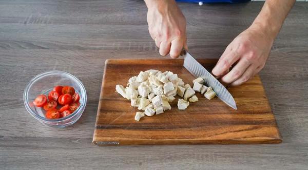 Простой салат Цезарь с курицей