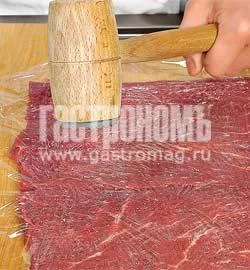 Рулет из говядины с грушами и сыром