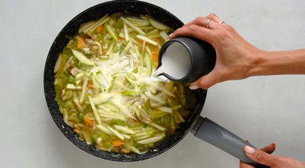 Сливочный суп с курицей и грибами
