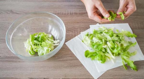 Простой салат Цезарь с курицей
