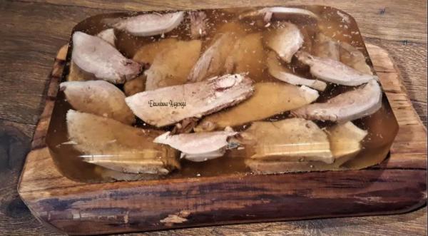 Канапе на шпажках из заливного языка