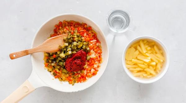 Рассольник с маринованными огурцами и перловкой