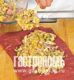 Рулет из говядины с грушами и сыром
