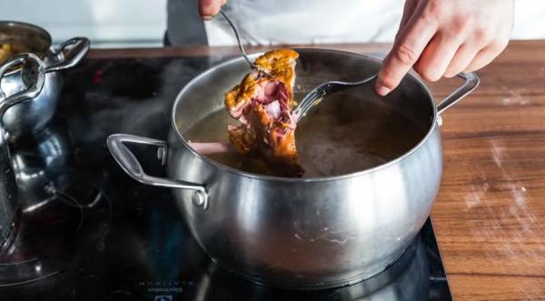 Гороховый суп с копчеными свиными ребрышками