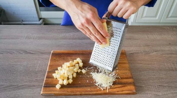 Простой салат Цезарь с курицей