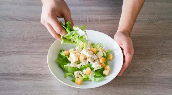 Простой салат Цезарь с курицей