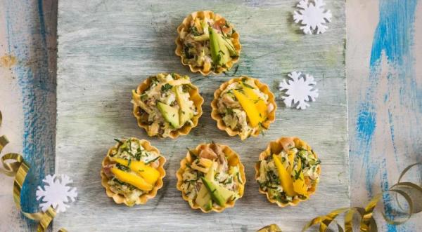 Салат из копченой курицы с&nbsp;манго и&nbsp;авокадо