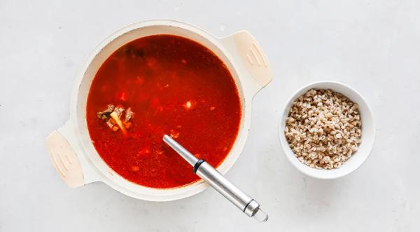 Рассольник с маринованными огурцами и перловкой