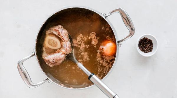 Рассольник с маринованными огурцами и перловкой