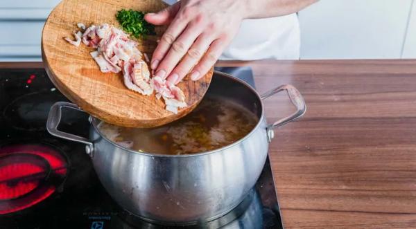Гороховый суп с копчеными свиными ребрышками