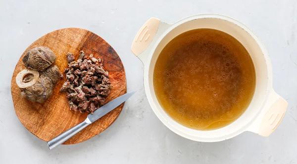 Рассольник с маринованными огурцами и перловкой