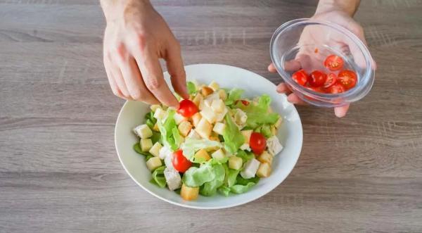 Простой салат Цезарь с курицей