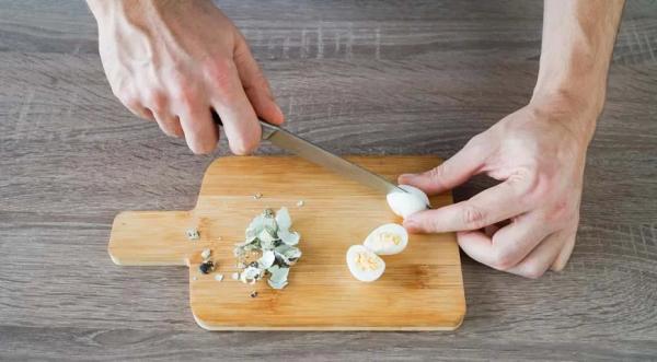 Простой салат Цезарь с курицей