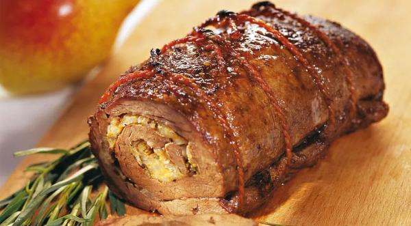 Рулет из говядины с грушами и сыром