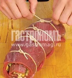 Рулет из говядины с грушами и сыром