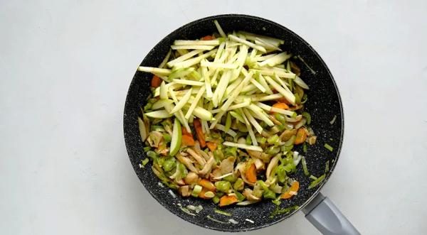 Сливочный суп с курицей и грибами